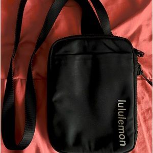 Lululemon “easy access” crossbody bag - black